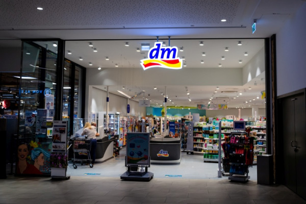 German drugstore DM installs pick-up lockers