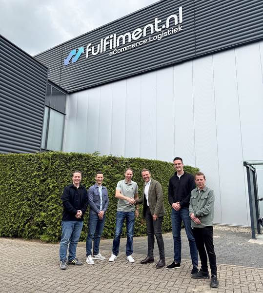 Lee Thompson, CEO at fulfilmentcrowd, shakes hands with Robin Gerrits, Founder and Managing Director at Fulfilment.nl.